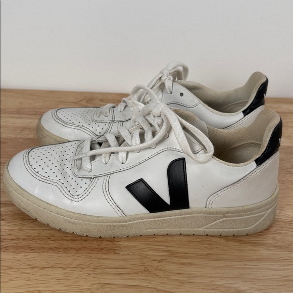 Veja White Black Casual Sneakers - Picture 3 of 16